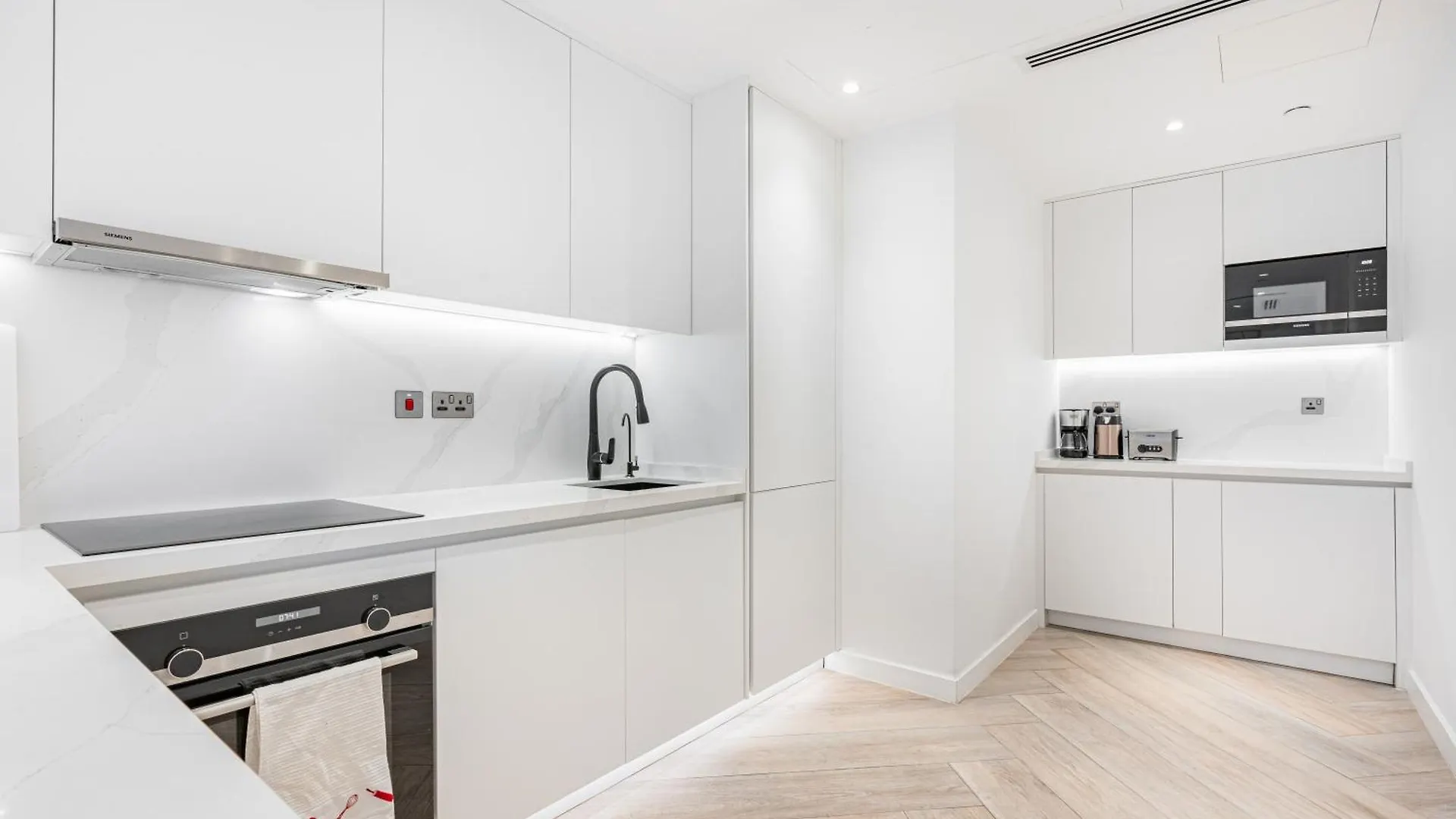Apartamento Gorgeous Home With Full Marina & Skyline View Dubái
